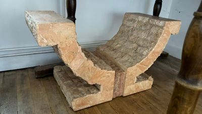Pietement en platre rose, façon marbre