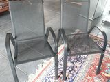 deux chaises posées sur un tapis, à même le sol