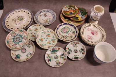 de nombreuses assiettes et tasses posées sur une table