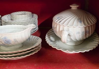 beaucoup de tasses et de soucoupes sur la table