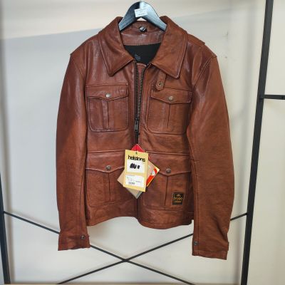 une veste en cuir marron suspendue à un portant dans un magasin