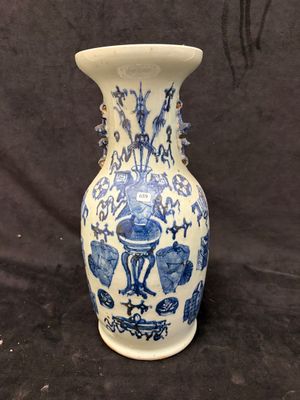 Chine - vase balustre en porcelaine à décor d'objets de lett…