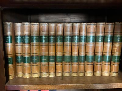 de nombreux livres qui se trouvent sur une étagère de la bibliothèque