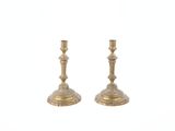 paire de chandeliers anciens en laiton sur fond blanc