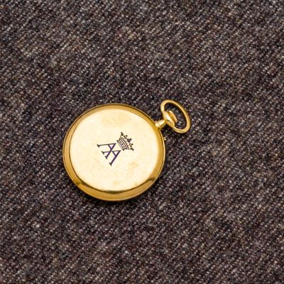 une image représentant une montre de poche en or ornée d'une étoile de David