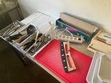 de nombreux ustensiles posés sur une table, sur un plateau rouge