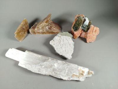some rocks and a knife are sitting on a table