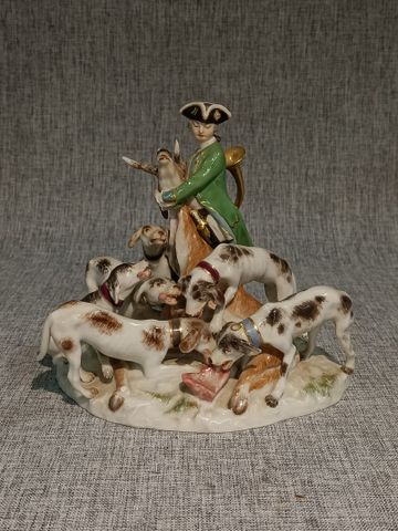 Saxe. Groupe en porcelaine polychrome représentant un chasseur te