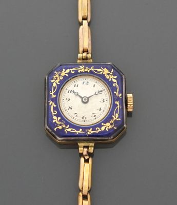 Montre de ville en métal doré à mouvement mécanique.