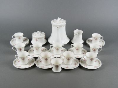beaucoup de tasses et de soucoupes sur la table