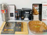 de nombreux objets posés sur une table