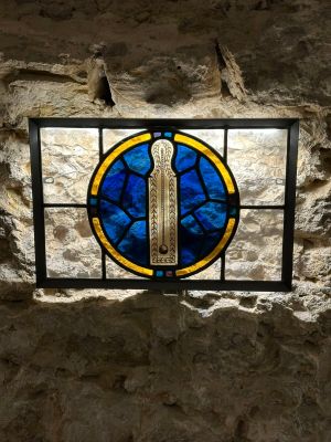 un vitrail sur lequel est représentée une croix