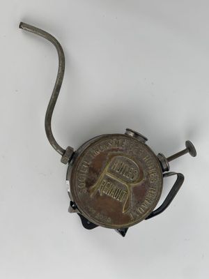 une vieille plaque en laiton munie d'une poignée métallique et d'une poignée métallique