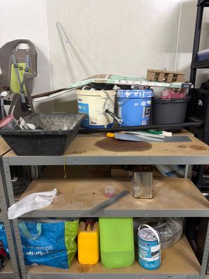 une étagère contenant divers objets dans une pièce