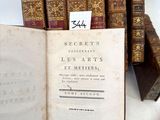 plusieurs vieux livres sont empilés sur une table