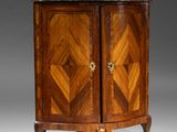 une armoire ancienne en bois à deux portes, avec un plateau en marbre