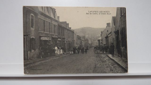 Lavaveix-les-Mines : Rue du Centre, le Grand Bazar (Daniel 1). TB...