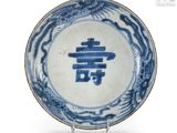 assiette bleue et blanche ornée d'un motif représentant deux dragons
