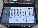 un mixeur posé sur une table, à côté d'un chat