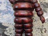 une image représentant la statue d'un homme en costume