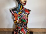 sculpture représentant la tête et le torse d'une femme, ornée d'un motif coloré