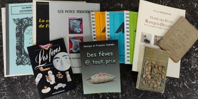 Plusieurs livres sont disposés sur une table sur fond noir