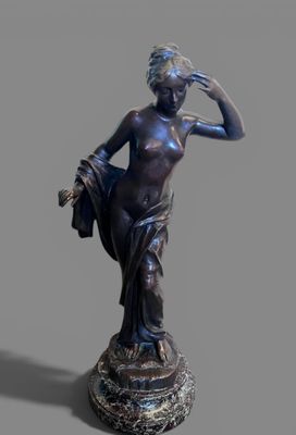 une image représentant une statue de femme debout sur un piédestal
