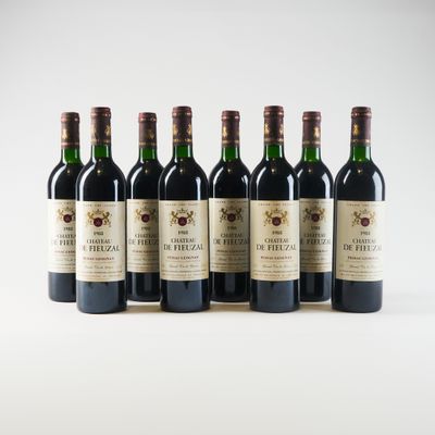 six bouteilles de vin alignées sur une surface blanche