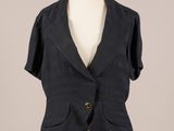 une image d'une veste de femme sur un mannequin