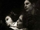 une photo en noir et blanc représentant deux femmes et un homme