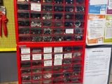 de nombreux types d'outils différents dans les bacs rouges