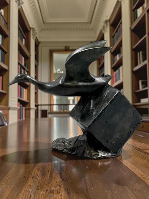une statue représentant un oiseau perché sur une table