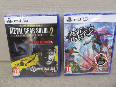 Metal Gear Solid 2 et Metal Gear Solid 2 sur un canapé