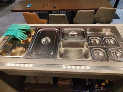 une table sur laquelle sont posés plusieurs plateaux de nourriture