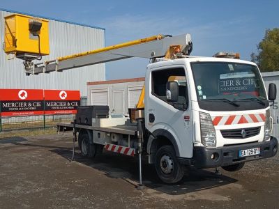 un camion blanc garé devant un bâtiment