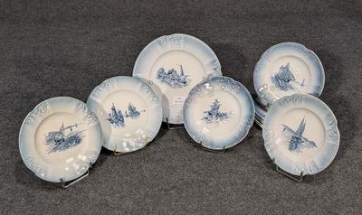 six assiettes en porcelaine bleues et blanches, ornées de fleurs bleues sur un fond gris
