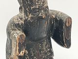 statue d'un homme tenant un sac dans ses mains