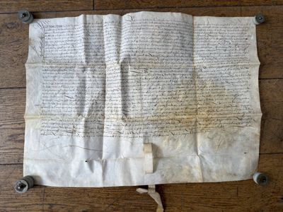 un bout de papier sur lequel il y a des mots, posé sur un plancher en bois