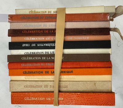 plusieurs livres sont empilés sur une table