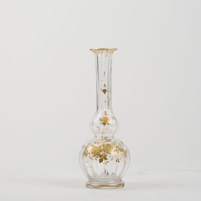 un vase ancien en verre, orné d'un décor à la feuille d'or sur la base