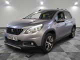 la voiture grise est garée dans le garage sur un sol en damier