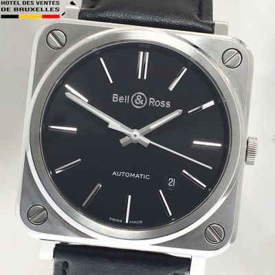 Gros plan sur une montre à cadran noir