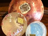 trois boules de verre posées les unes à côté des autres sur une table