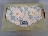 une boîte ornée d'un motif floral blanc et bleu