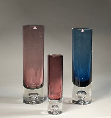 trois vases en verre de couleurs différentes placés les uns à côté des autres