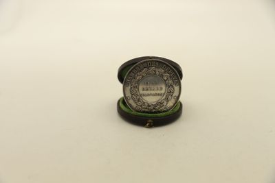 une petite pièce d'argent posée sur une table blanche