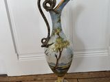 un vase bleu et blanc posé sur un plancher en bois