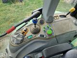 un gros plan du tableau de commande d'un tracteur