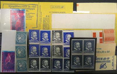 Plusieurs timbres et enveloppes différents sont exposés dans une vitrine.