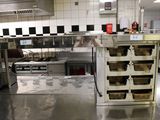 une image d'une cuisine commerciale avec beaucoup d'espace de travail